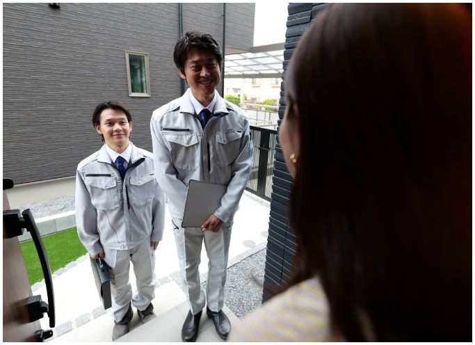 お客様を訪問するスタッフ