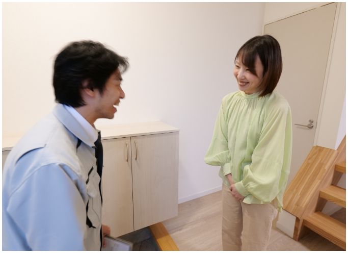 お客様と対話するスタッフ