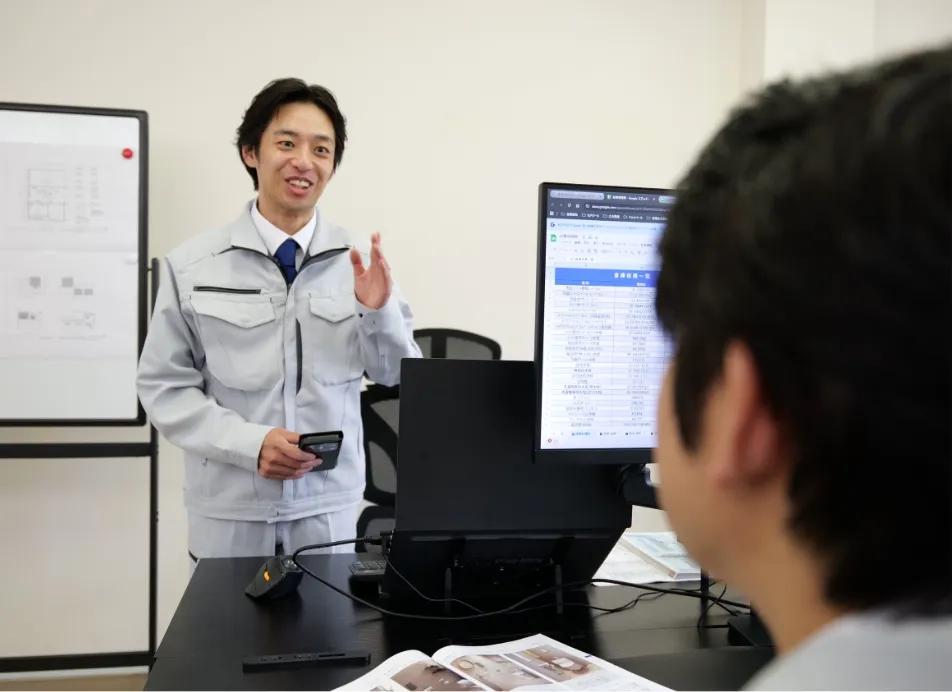 ミツハのスタッフが打ち合わせを行う様子
