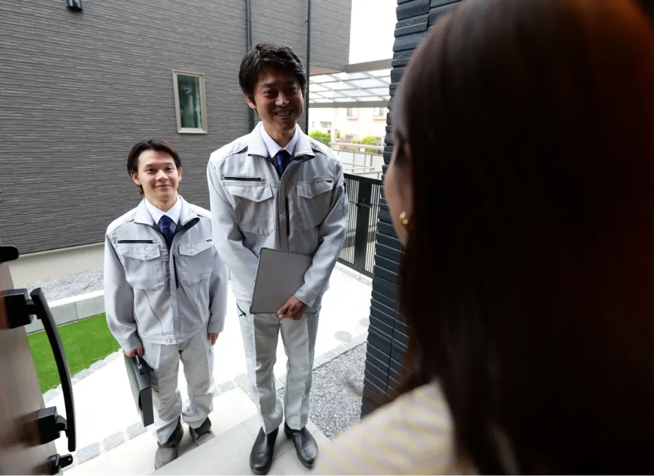 お客様へ説明するミツハのスタッフ