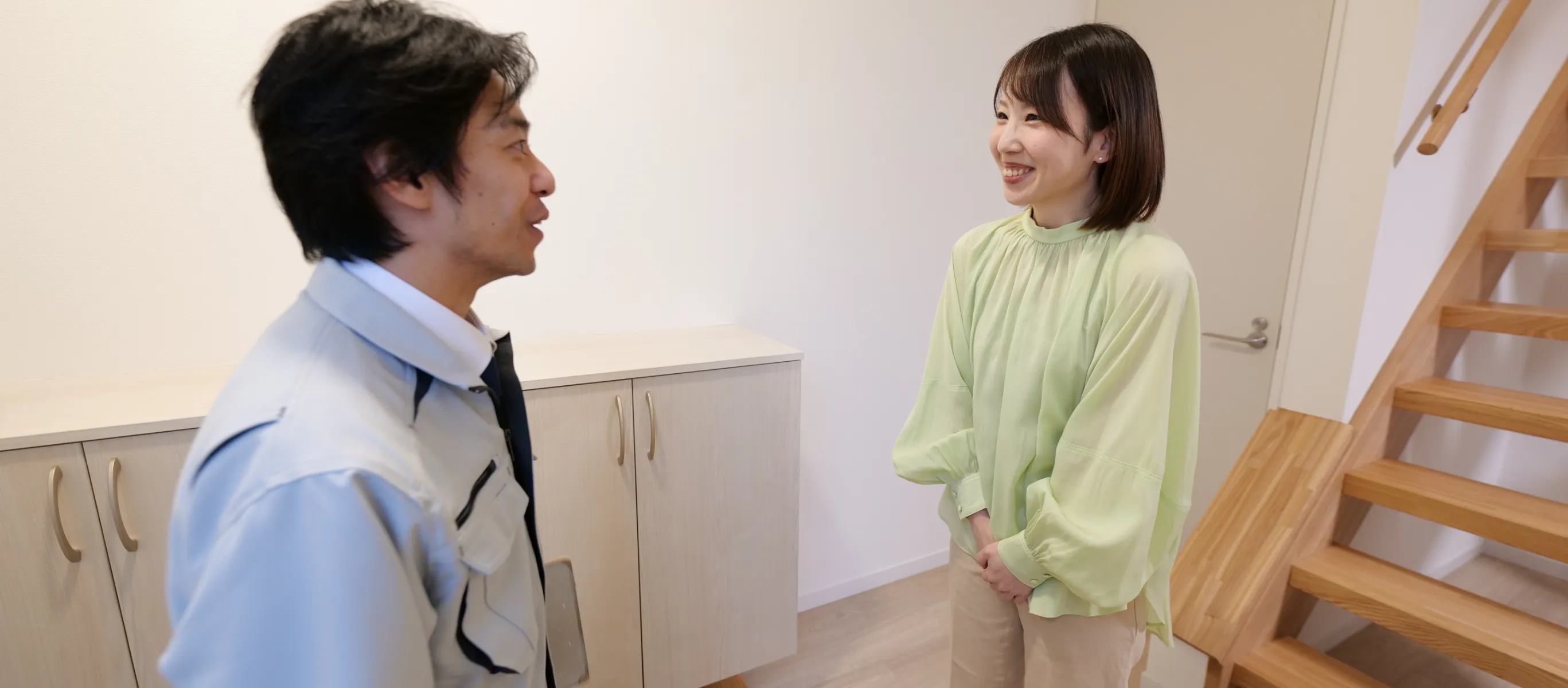 お客様と笑顔で話すスタッフ