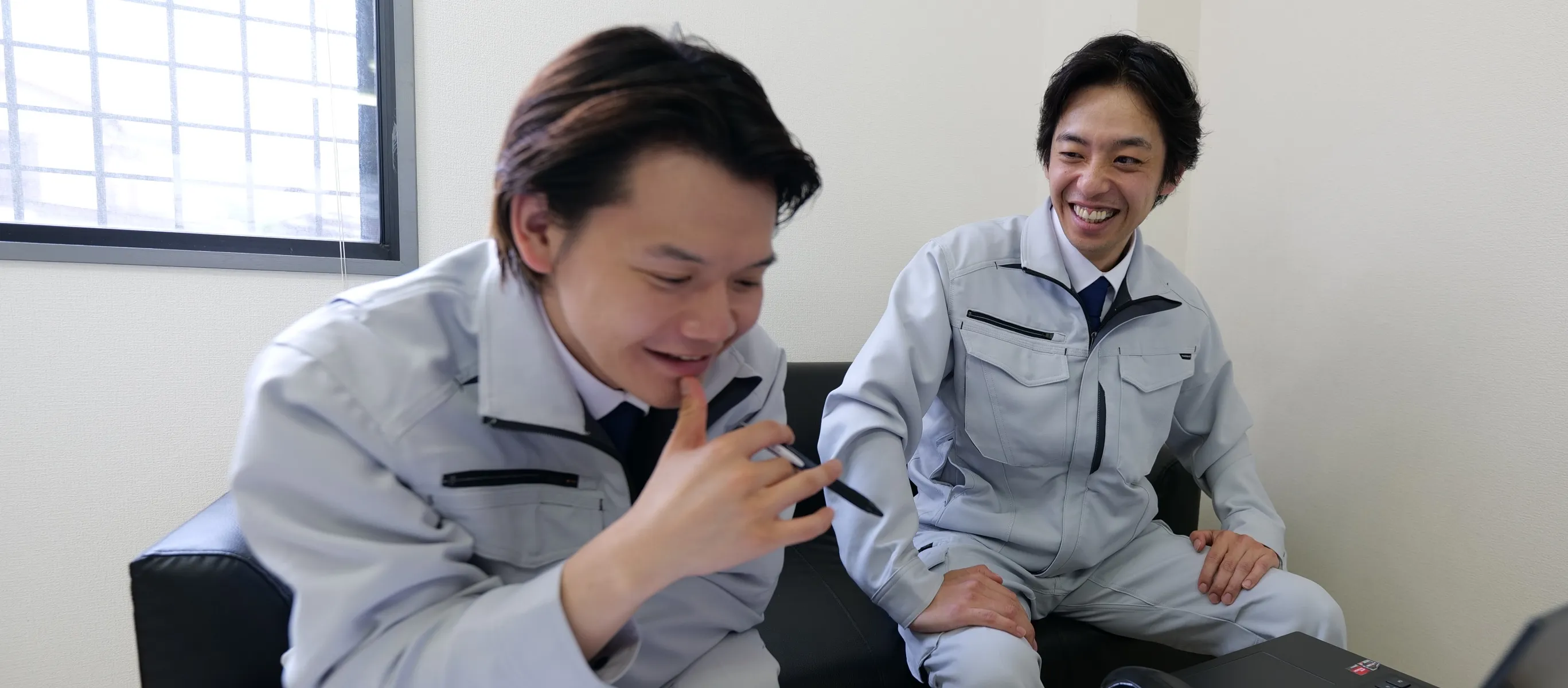 笑顔で働くスタッフ
